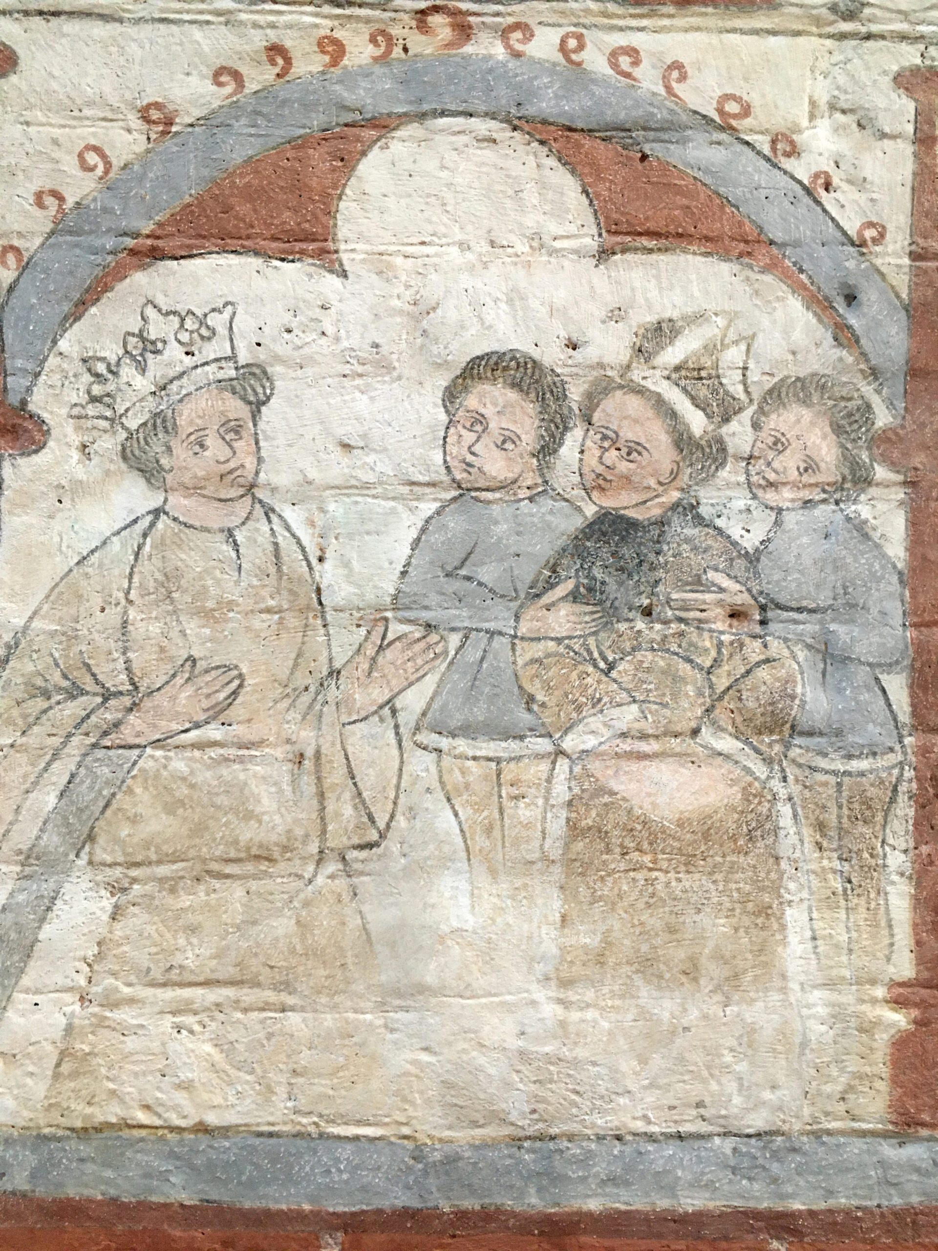 Medeltida kyrkomålning där en kung pratar med en biskop, samt två andra män. Kungen har guldfärgade kläder och krona på huvudet. Biskopen har bruna kläder och mitra på huvudet.