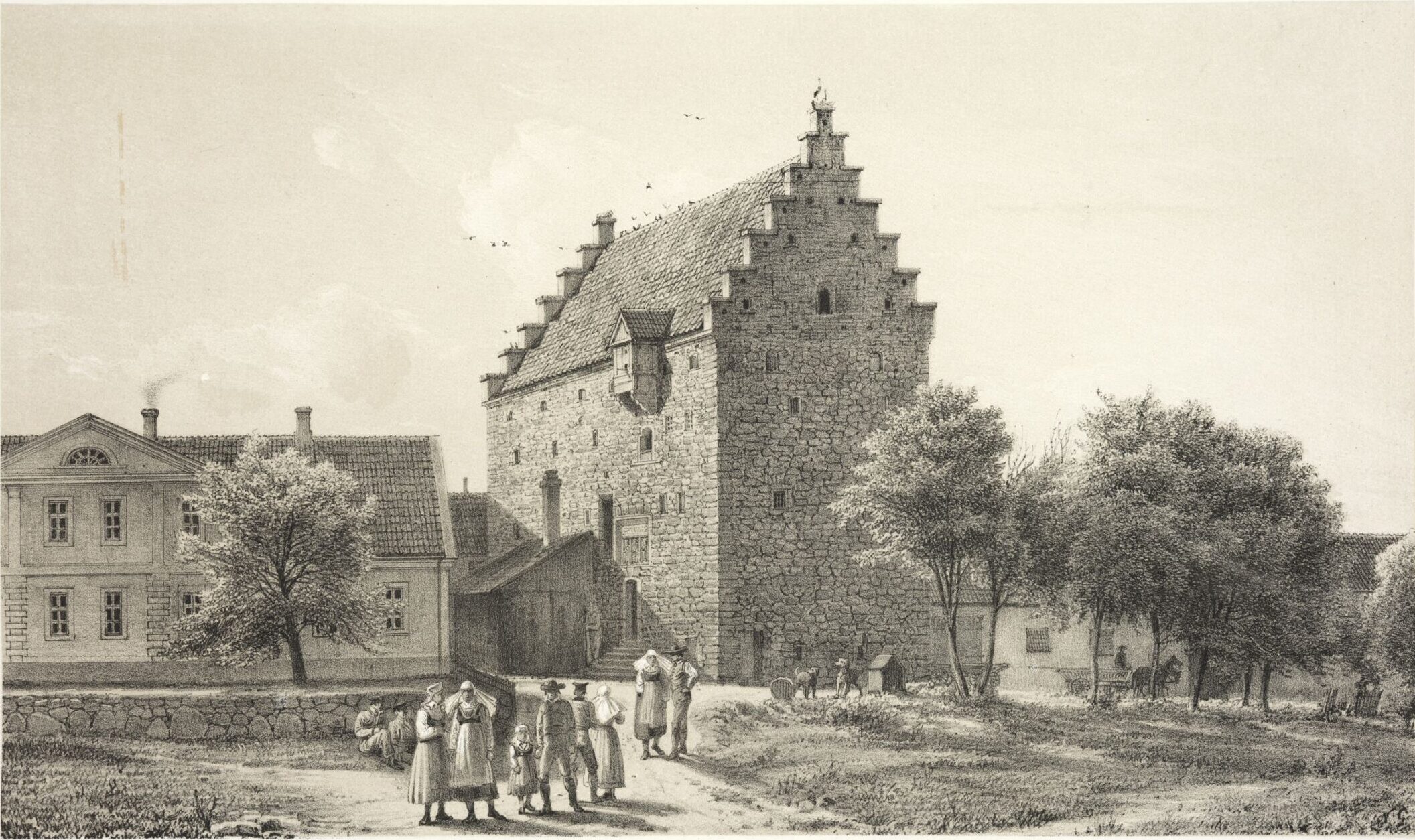 En illustration av Glimmingehus på 1800-talet, med borgen i mitten och ett lägre hus från 1700-talet till vänster. Några träd till höger. I förgrunden människor i allmogekläder