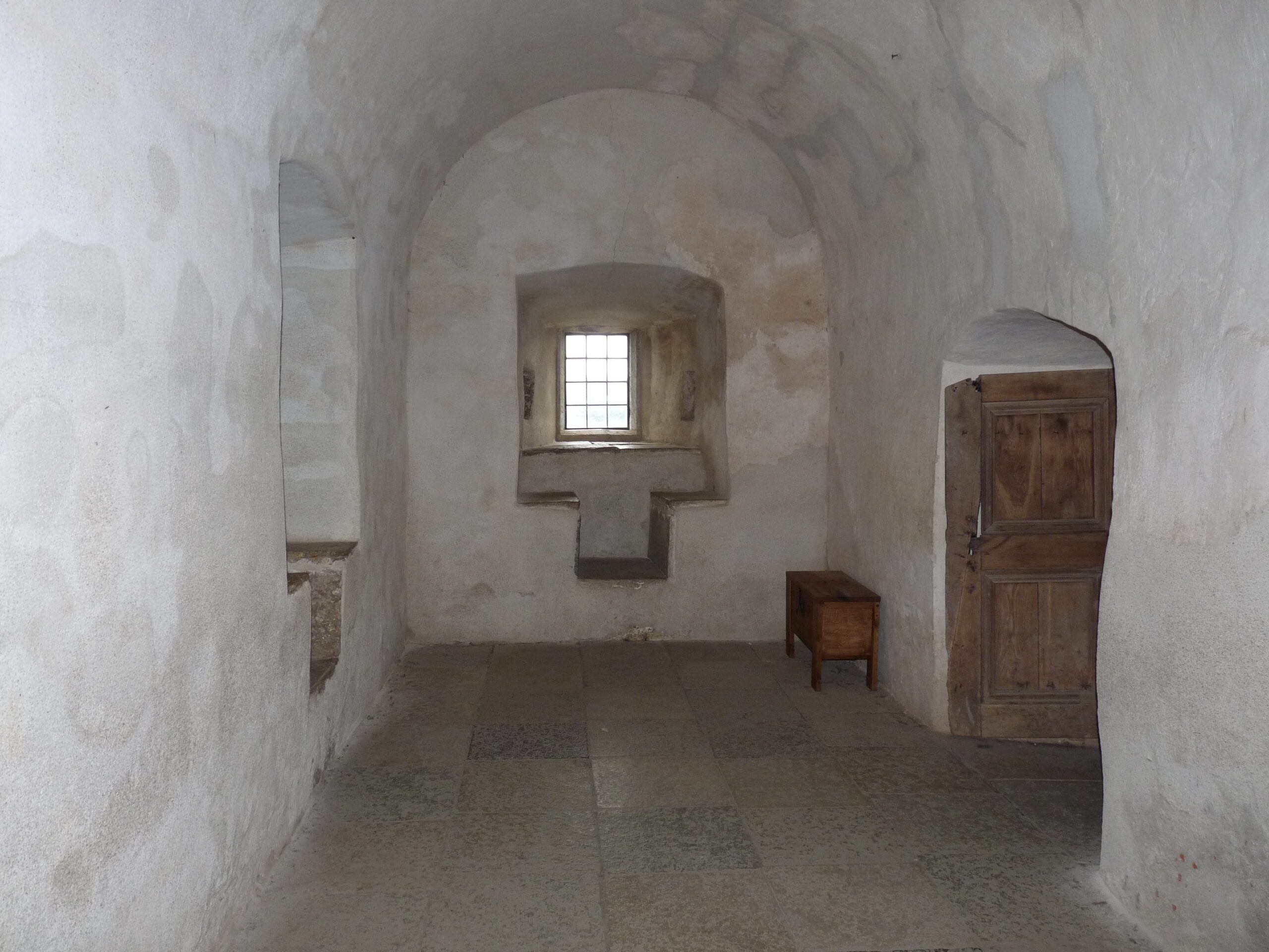 Here you can see the manor house's barrel vault and window niche with a seat. To the right is a chest.