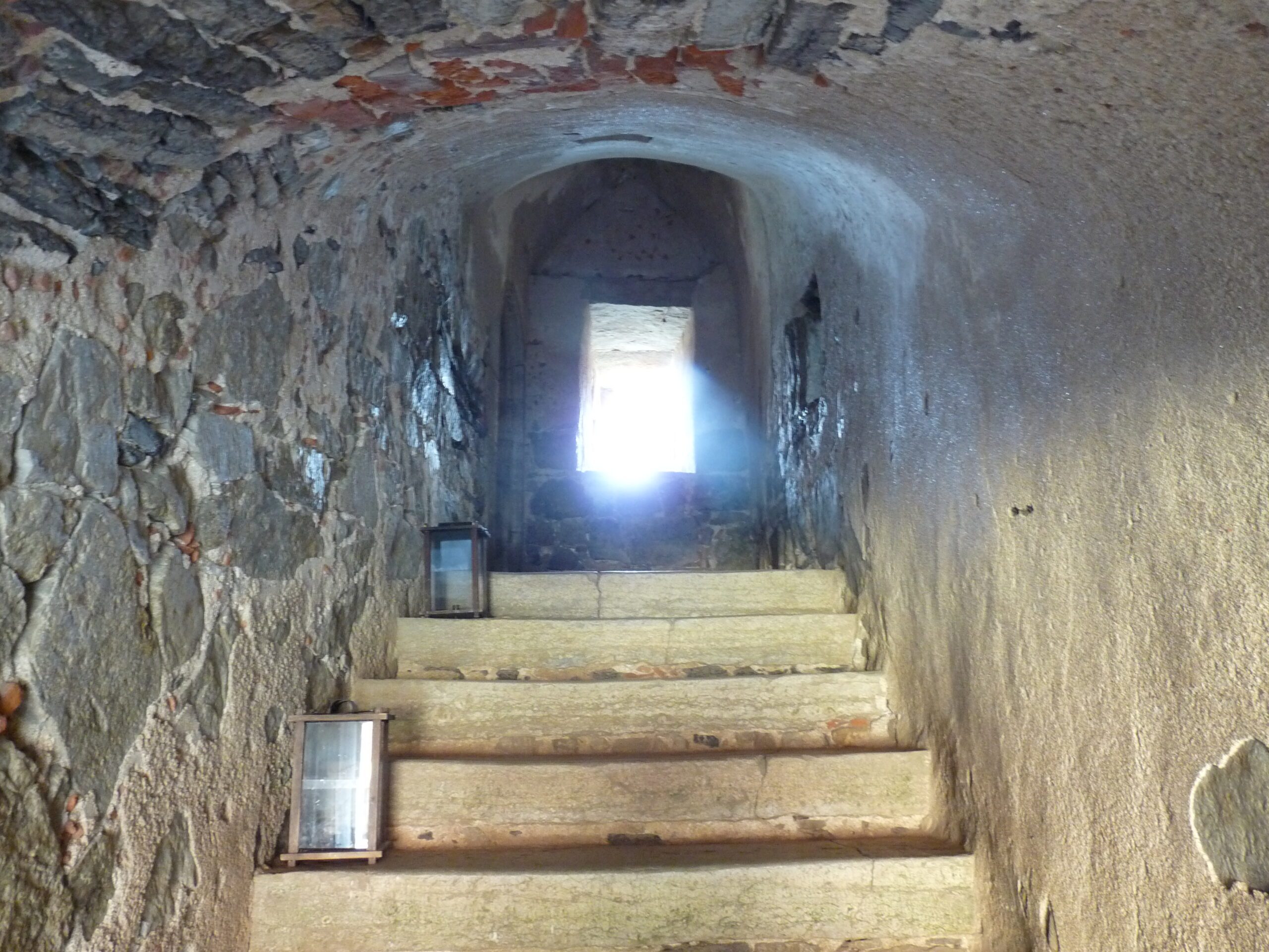 Here you can see the stairs up to the first floor with lanterns. A window can be seen in the center of the picture.
