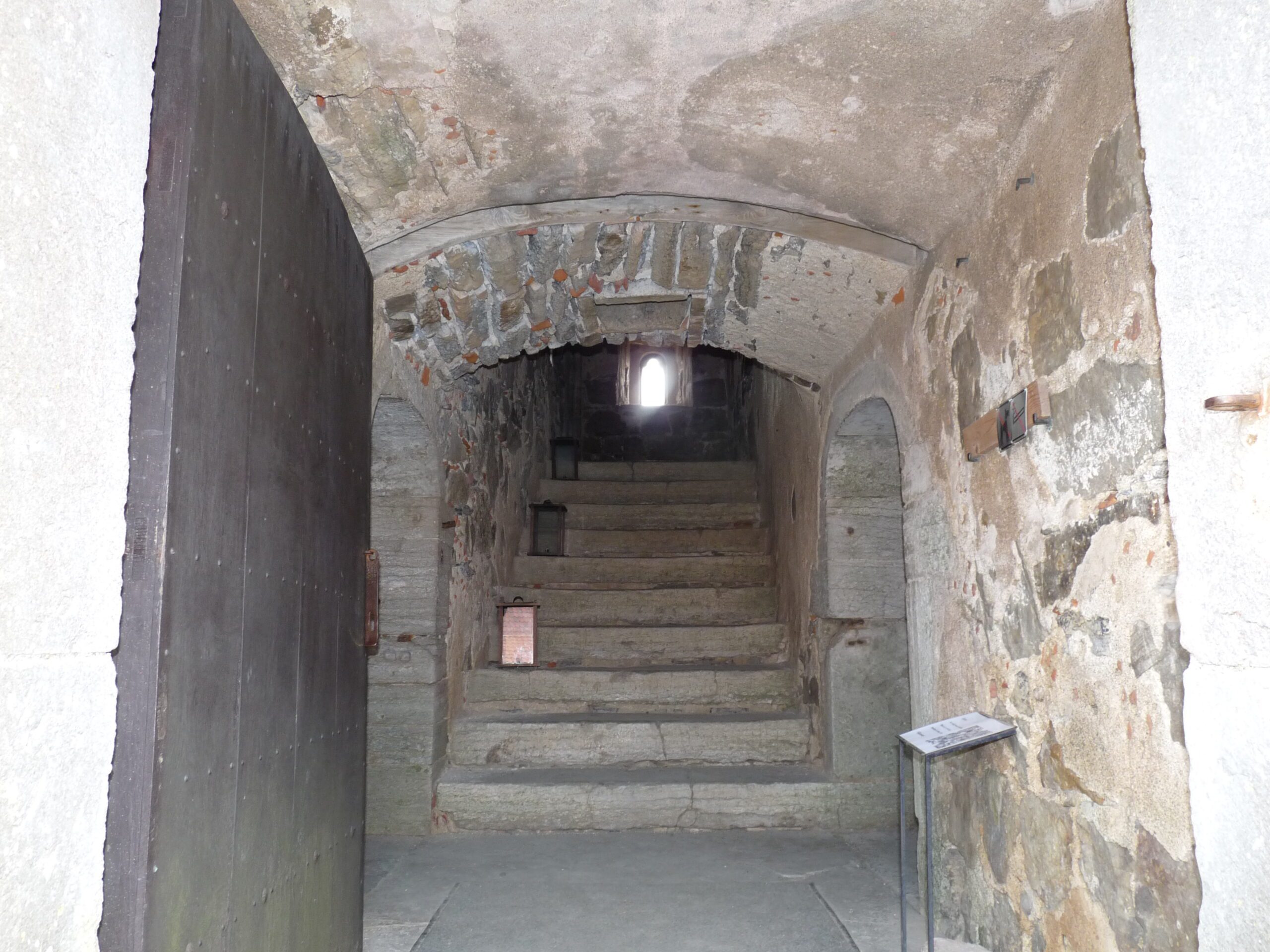 Here you can see the entrance hall with the stairs up to the first floor in the center of the picture. To the left is the opened castle door.