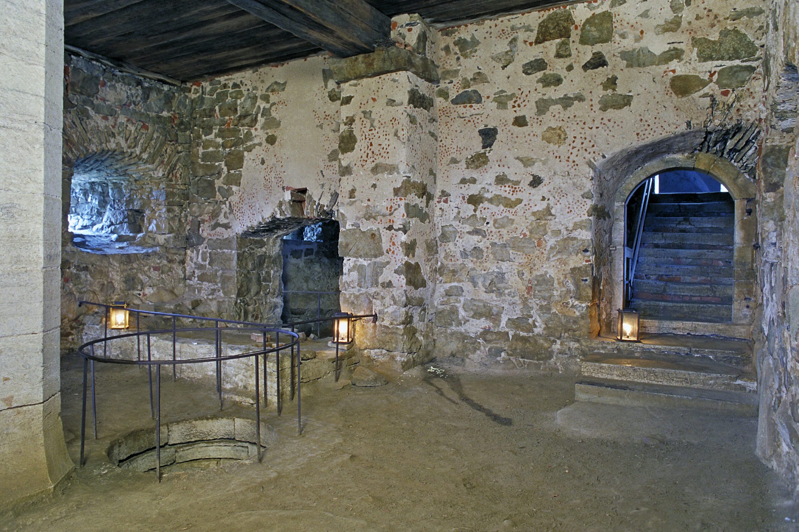 Here you can see the kitchen cellar with the entrance to the right and well and oven opening to the left.