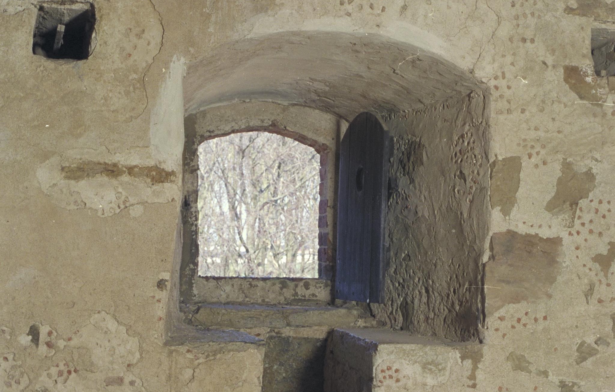 The picture shows a window niche with two stone seats. Above you can see part of the truss' beams.