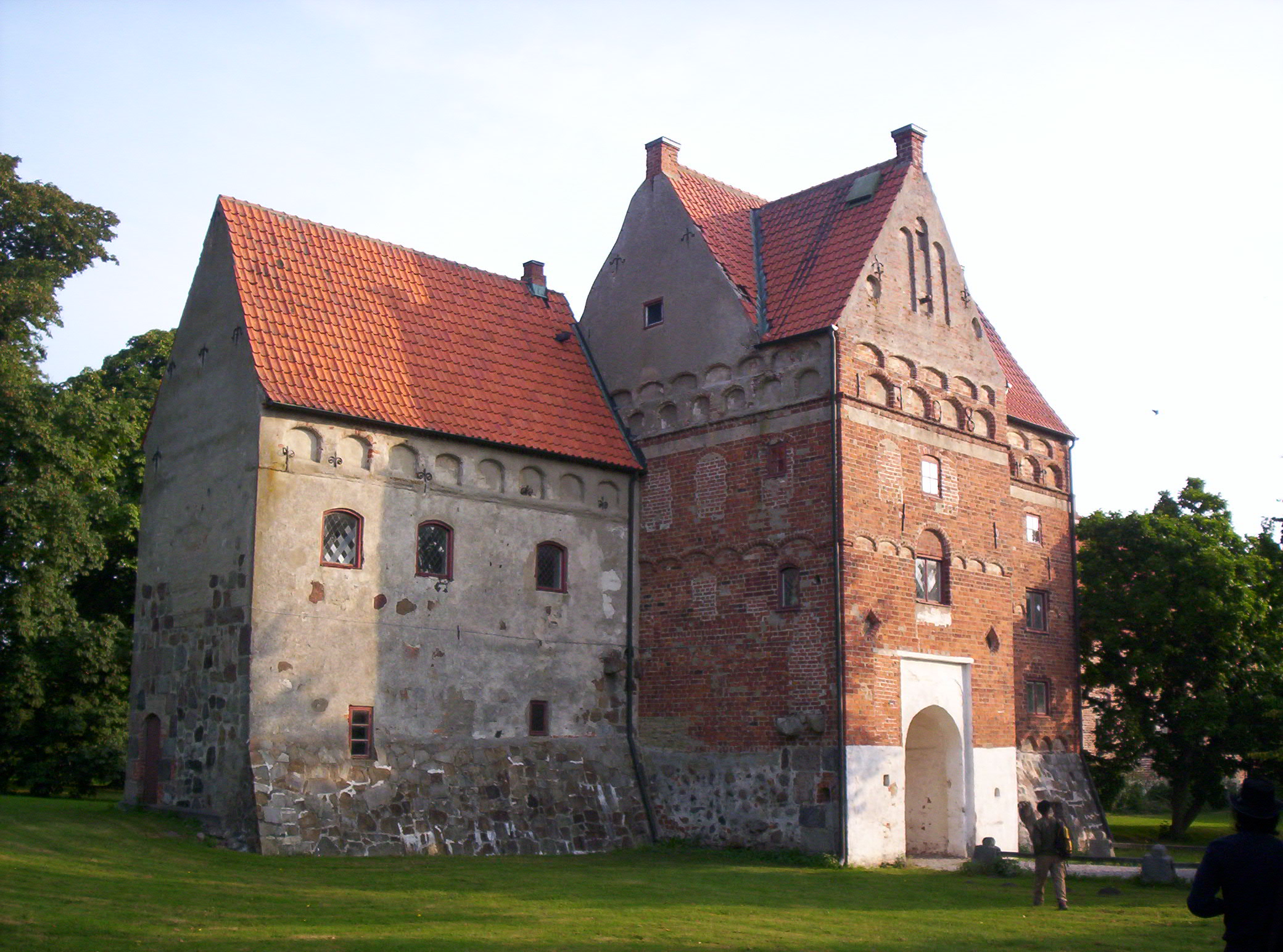 Bilden visar Borgeby slott i soligt väder.
