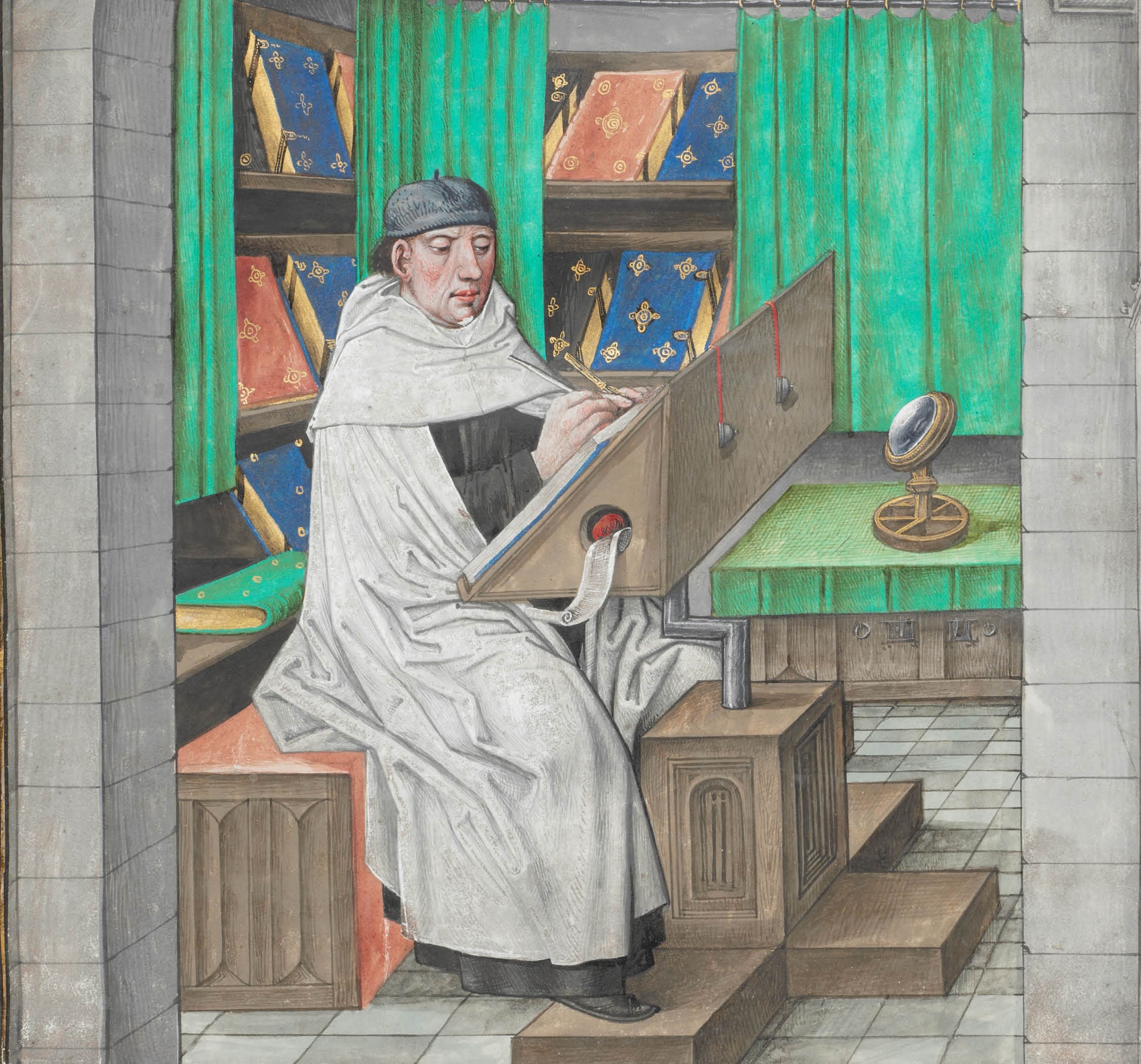 En medeltida skrivare skriver vid sin pulpet i vita kläder.