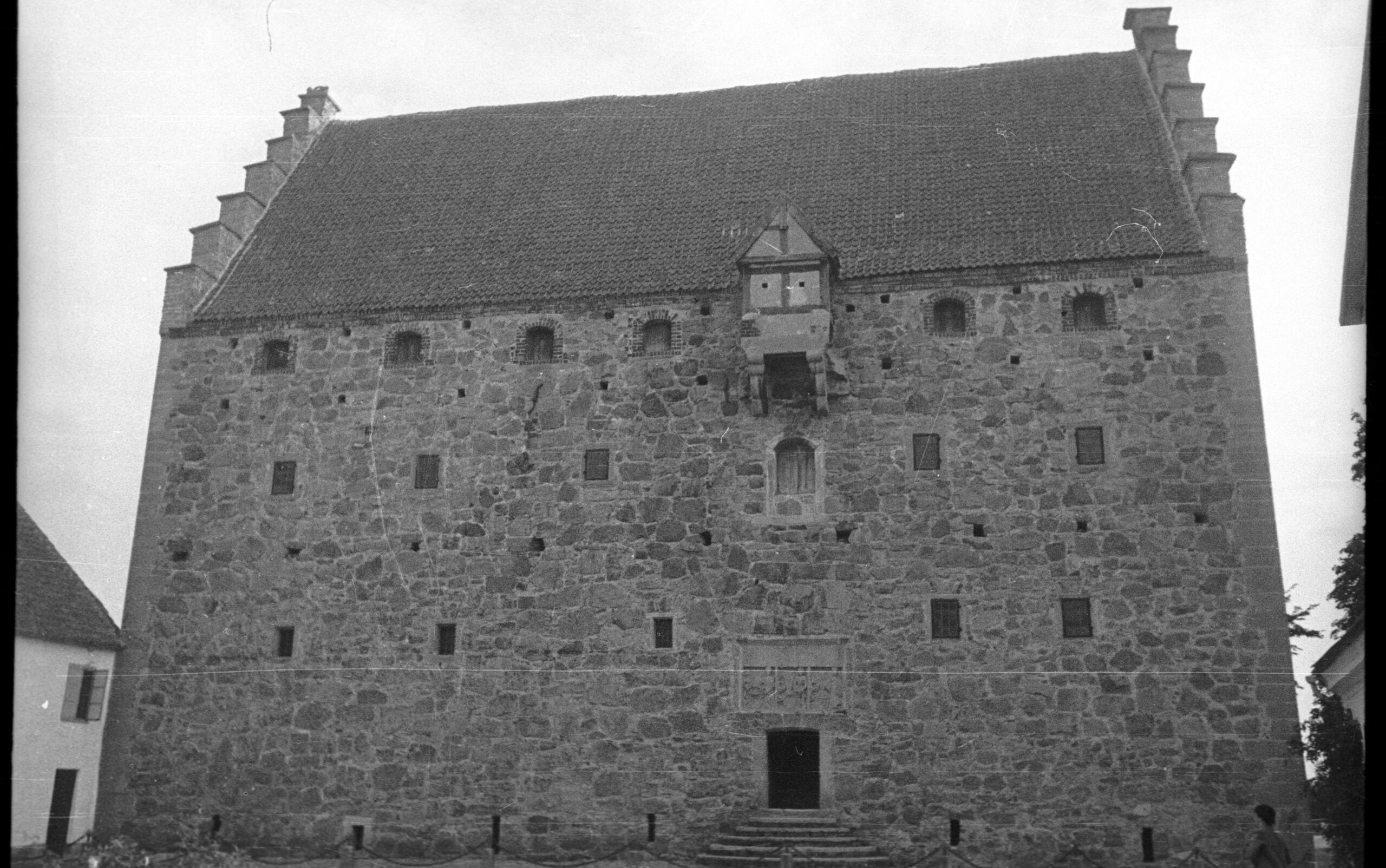 Borgen ses i svartvit från borggården.