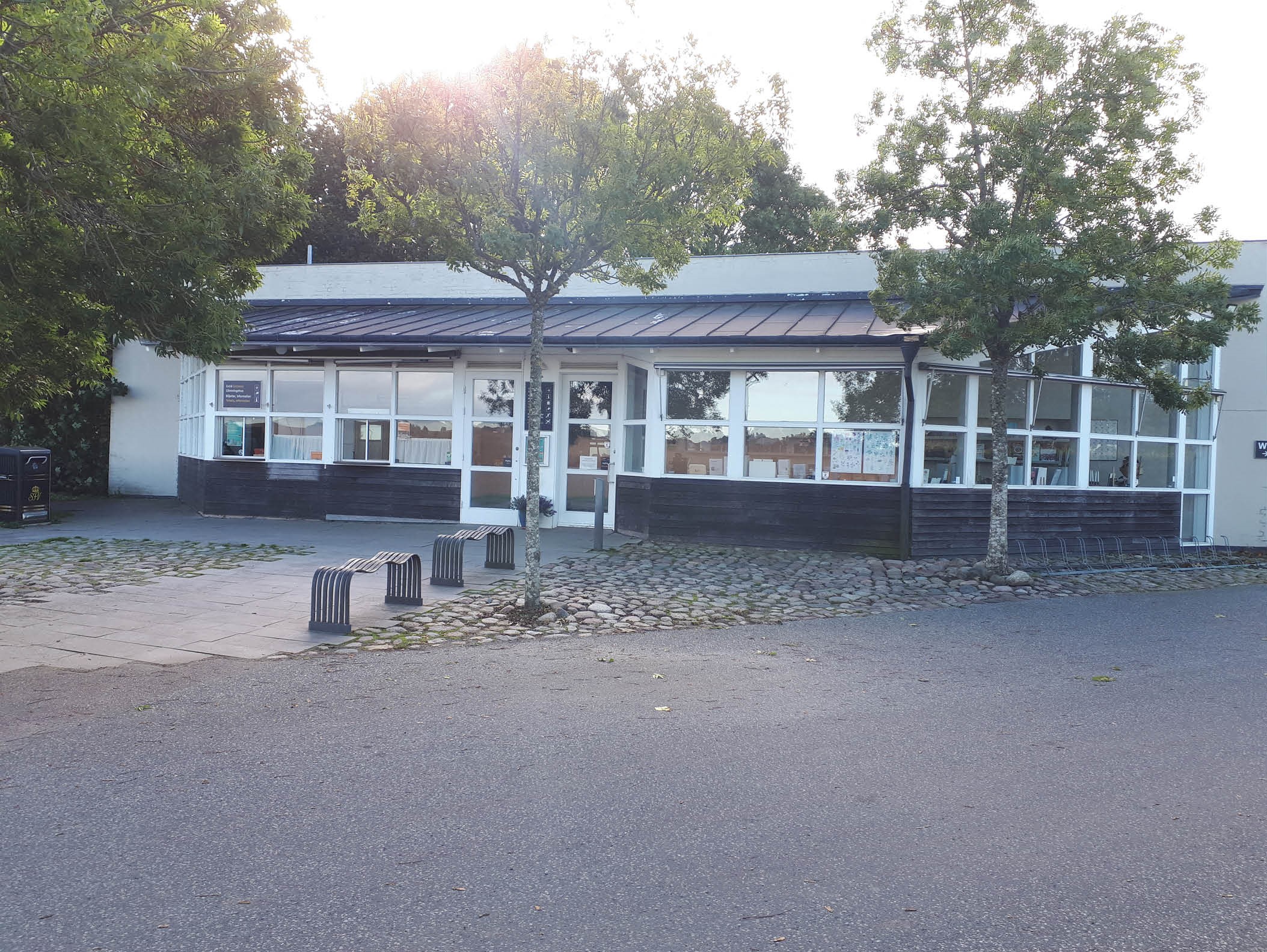 The entrance building with benches.