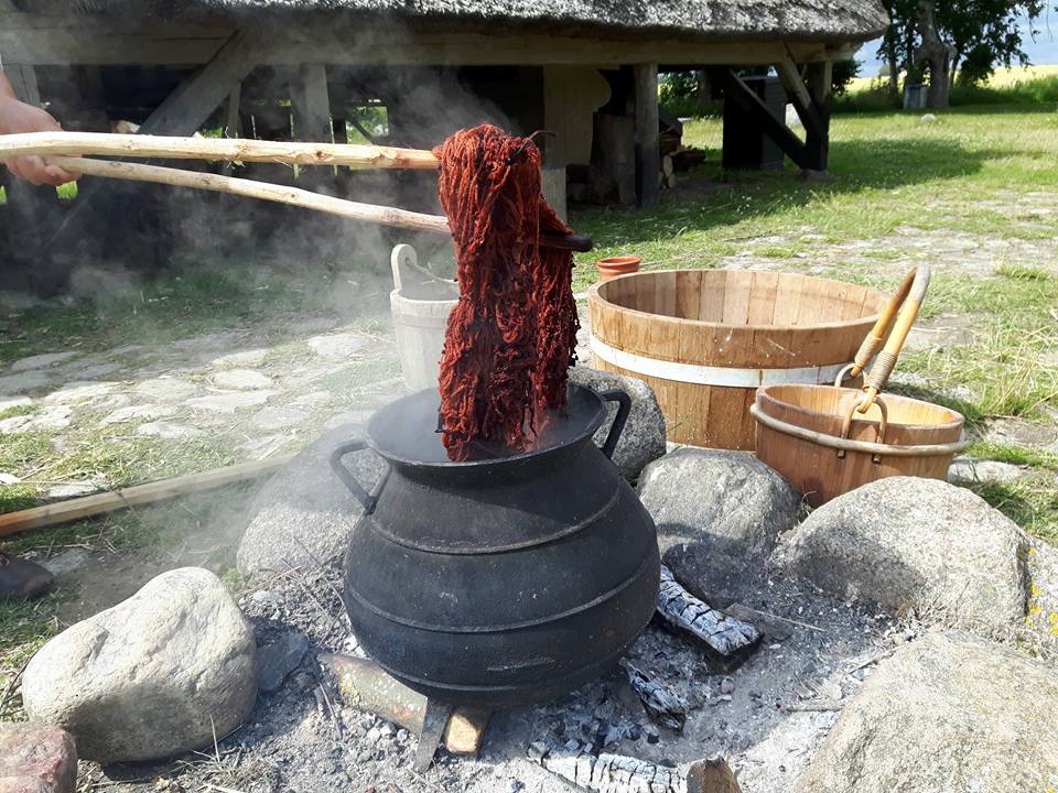 Färgning av garn utomhus i gryta.