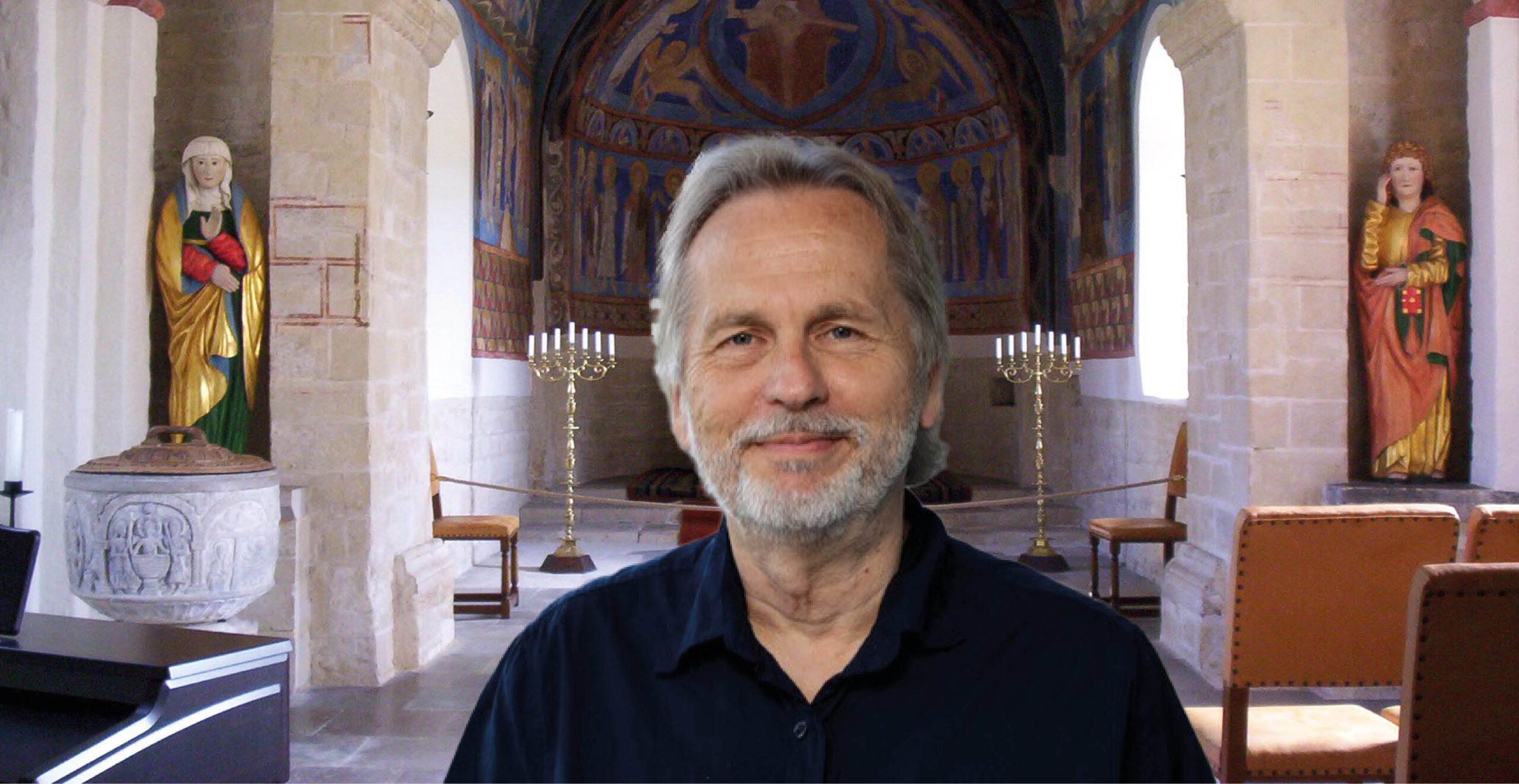 Bilden visar Göran i en medeltida kyrka.