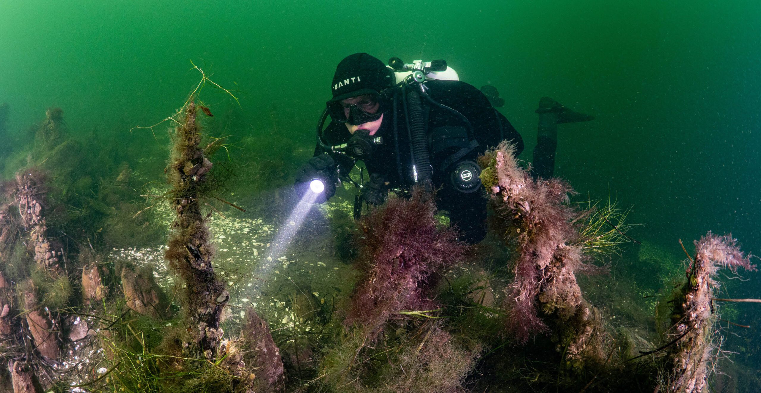 Bilden visar en dykare vid lämning av en pålspärr.