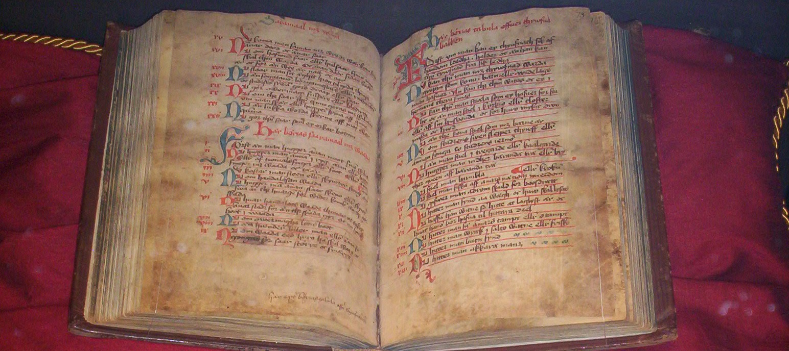 Bilden visar en uppslagen bok från medeltiden.