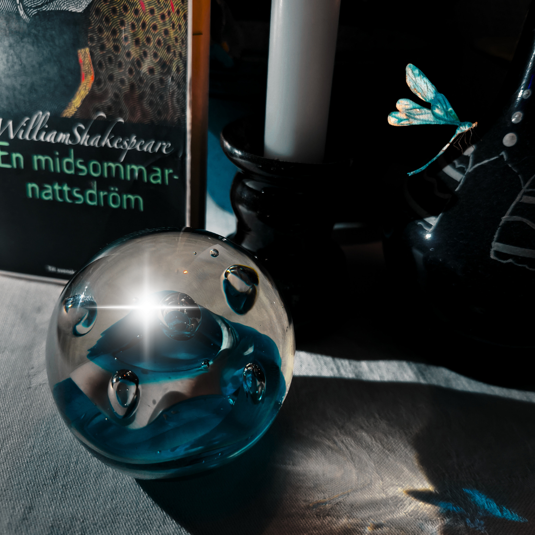 En spegelblank kula och en bok av Shakespeare.