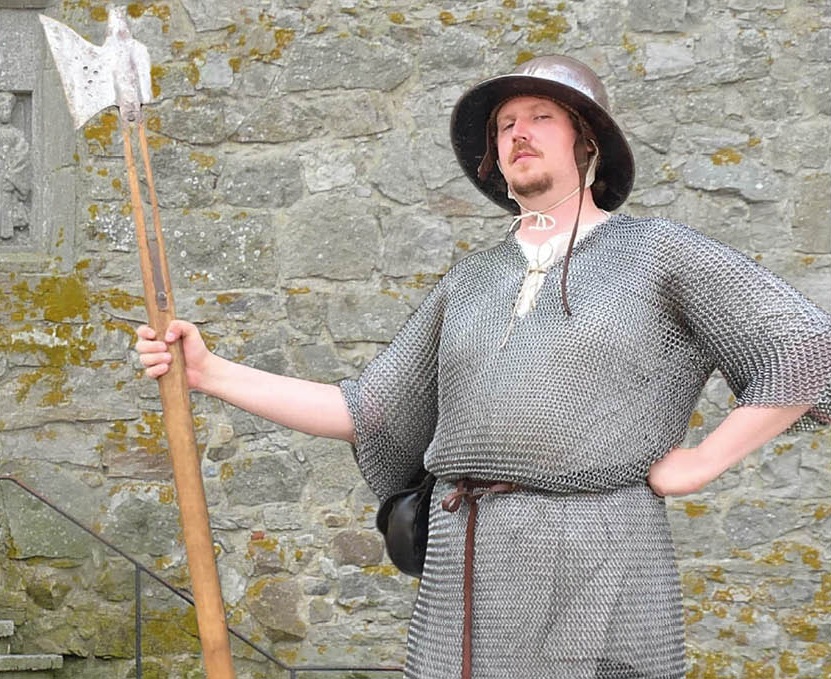 En medeltida portvakt framför borgen.