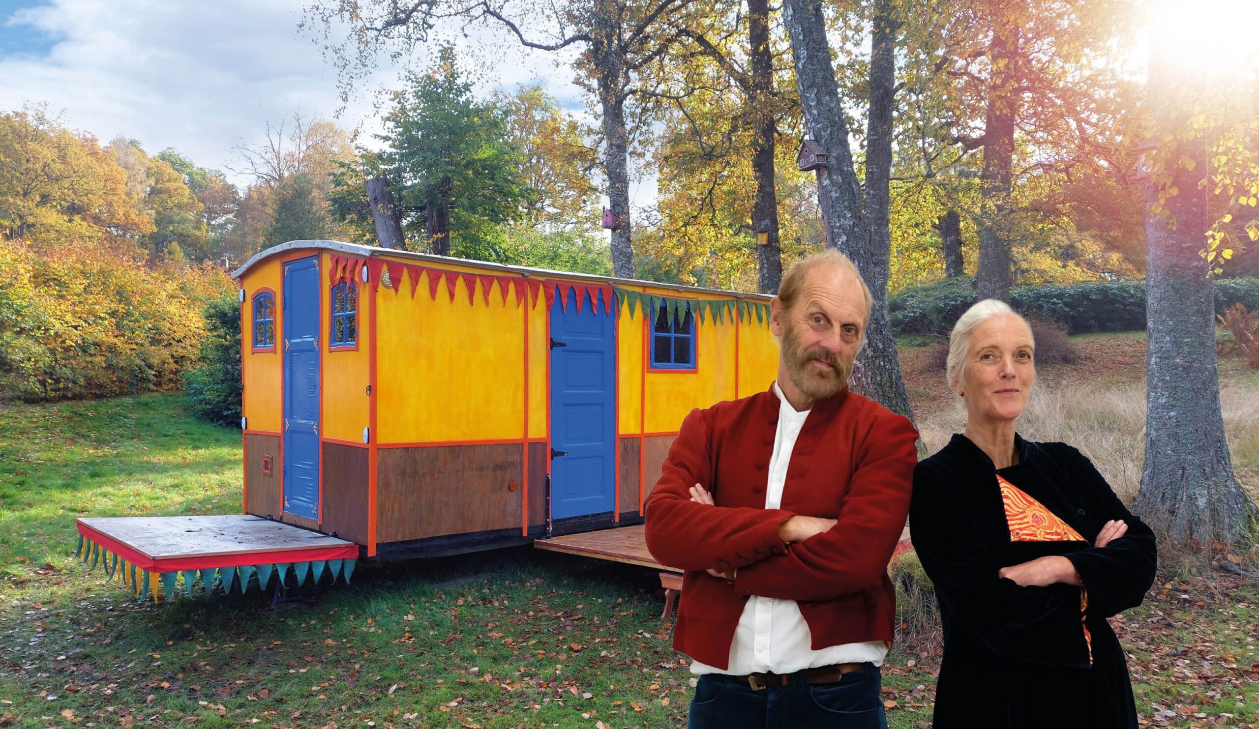 Jerker och Maria står framför en färgglad vagn utomhus.