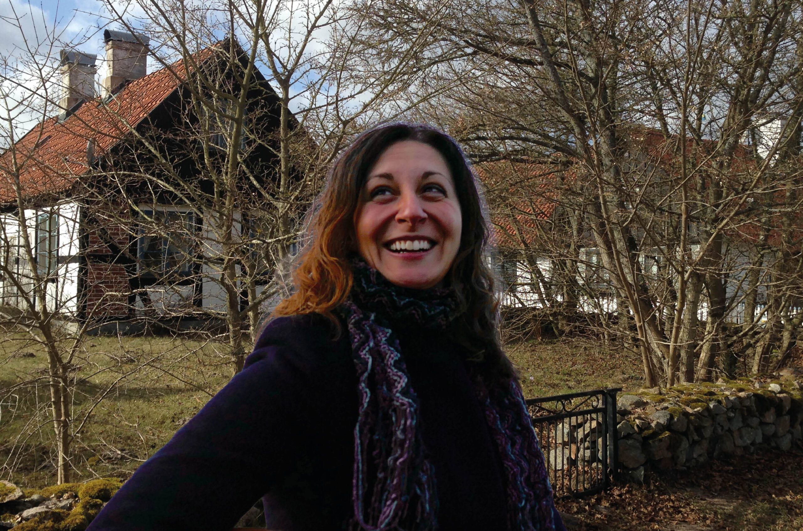 Arianna står framför ett par korsvirkeshus.