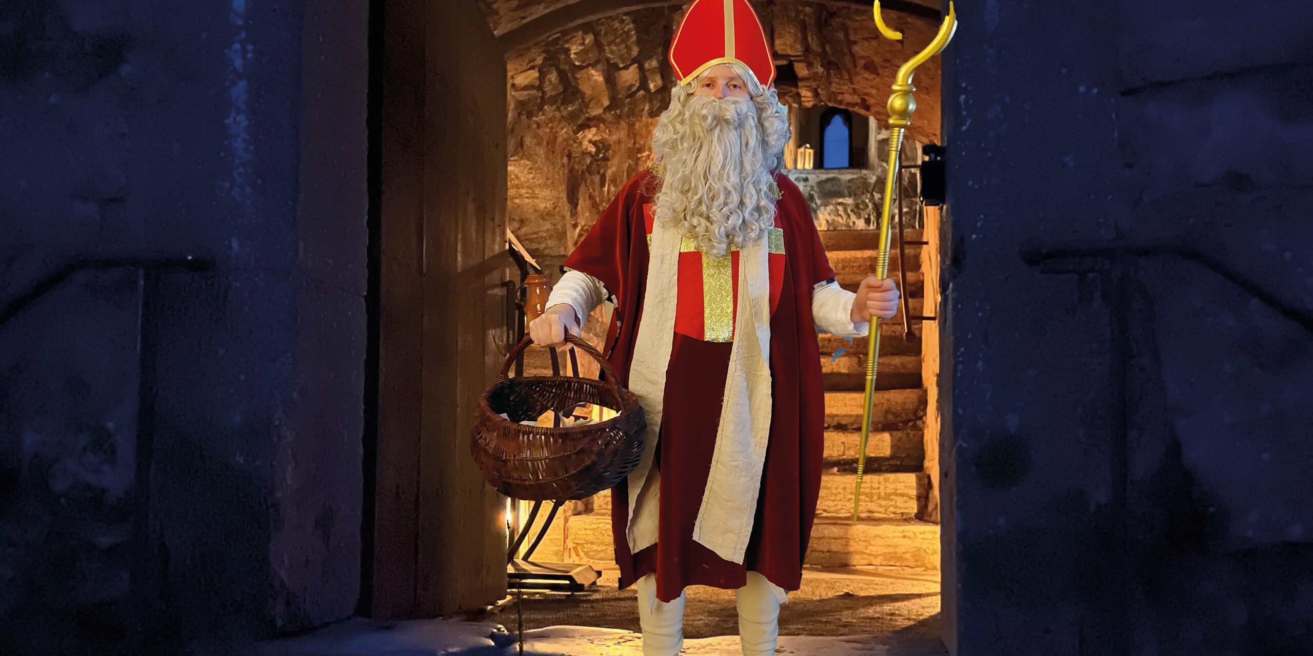 Saint Nicholaus is standing at the gate of GLimmingehus.